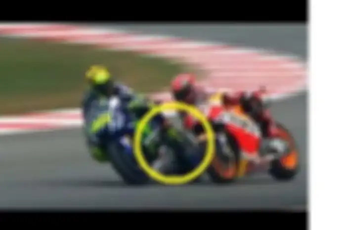 Wajar kalau Valentino Rossi mempertanyakan keputusan Race Direction yang menetapkan tiga poin penalti atas insidennya dengan Marc Marquez di MotoGP Sepang, Malaysia (25/10). Dasarnya enggak jelas keputusan 3 poin pinalti untuk Valentino Rossi