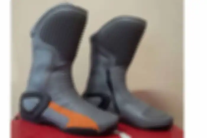 Produsen sepatu Puma mengeluarkan produk barunya dengan bahan yang anti air, Puma Brutale dan Puma Bonneville sangat cocok dipakai musim hujan nih. Sepatu Puma anti air ini ada dua tipe, versi gore-tex (anti air) dan yang tidak anti