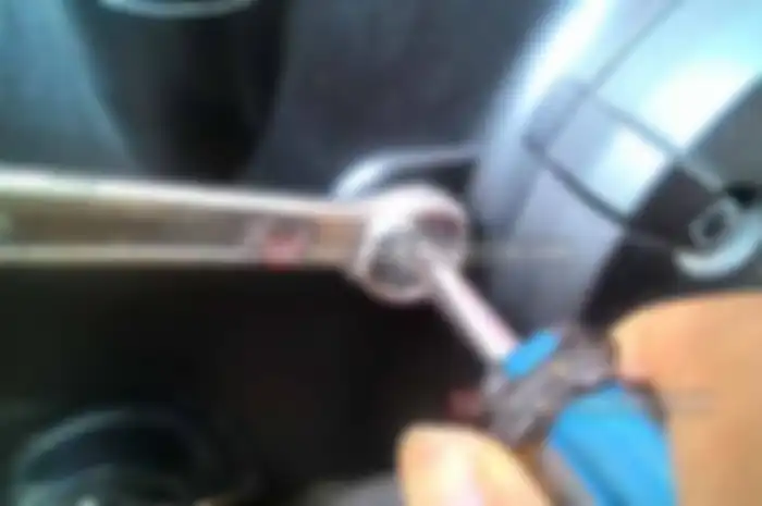 Saat bak kopling dibuka pun, tidak ada masalah seperti per yang patah atau stut kopling yang rusak. Semua part berfungsi normal. Iseng-iseng doi coba melakukan setel kopling yang berada di bak mesin sebelah kanan. Dengan cara