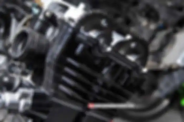 Kebanyakan Kawasasi Ninja 250R yang sudah berumur dua tahun sudah mengalami rantai keteng alias rantai kamrat kendur. Rantai kamrat yang kendur menimbulkan bunyi. Biar rantai keteng Kawasaki Ninja 250R yang sudah berumur enggak berisik wajib disetel 