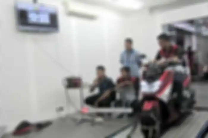 Penggantian knalpot Yamaha NMAX salah satu cara untuk upgrade performa dengan tambahan saringan udara removeable. Tes yang akan dilakukan EM-Plus kali ini akan membimbing sobat dalam menentukan setting CO setelah upgrade performa Yamaha NMAX