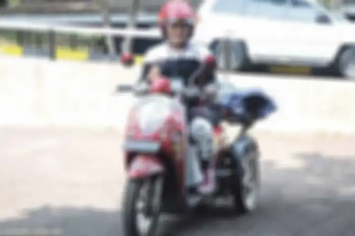 Ingat lagu Tomboy, almarhum rocker gaek Deddy Stanzah? Liriknya kurang lebih, ‘mmm laki-laki sombongpun khan angkat topi…!’. Lirik ini cocok untuk Shinta. Walau ada keterbatasan, Shinta pede mengkustom Honda Scoopy untuk riding nusantara. Weiz! Buka