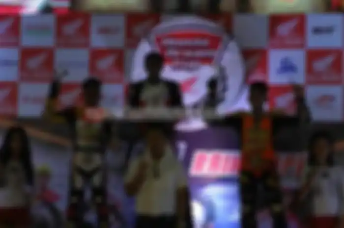 Tiga pembalap HDC 2 di Honda Dream Cup 2016 yang berlangsung di sirkuit Puncak Mario, Sidrap, susah ditebak. Tiga pembalap, Handi Tuahatu, Anis KS, dan Nuralfath, bergantian memimpin di race yang digelar selama 15 race.