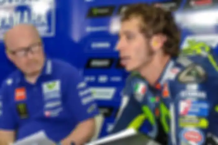 Level sekelas Valentino Rossi tetap saja enggak puas dengan motor yang dipakai. Puncaknya saat musim 2014. Pengaruh besar setelah masuknya Silvano Galbusera yang menggantikan Jeremy Burges, sebagai Chief Mechanic untuk kubu The Doctor. Nah, Silvano G