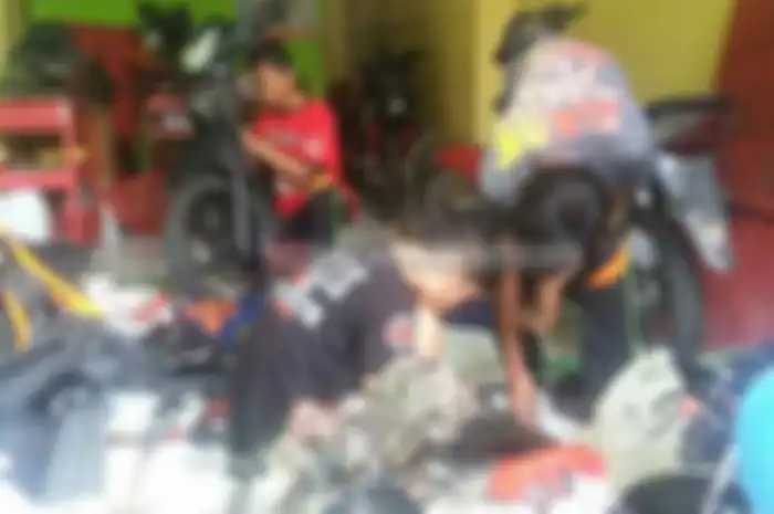 Para siswa bukan hanya mengikuti pelajaran serta praktek pada jam sekolah saja. Tetapi dengan kesadaran sendiri praktek nyata di luar jam sekolah. Asiknya, siswa SMK Tri Bintang rajin bongkar motor guru.