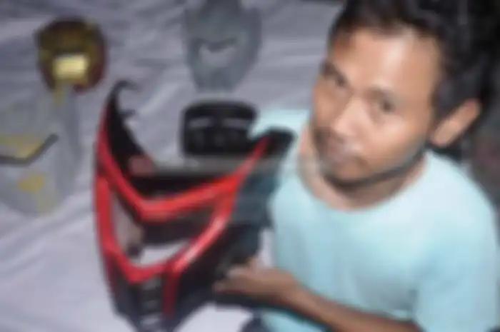 Nih ada cara instan buat ubah semplakan bro en sist agar lebih handsome, caranya dengan aplikasi make up berupa headlamp bolt on garapan Gasufi Design (GD), Banjarnegara, Jawa Tengah. Meski kapasitas produksinya masih tebatas, namun peranti ini sudah