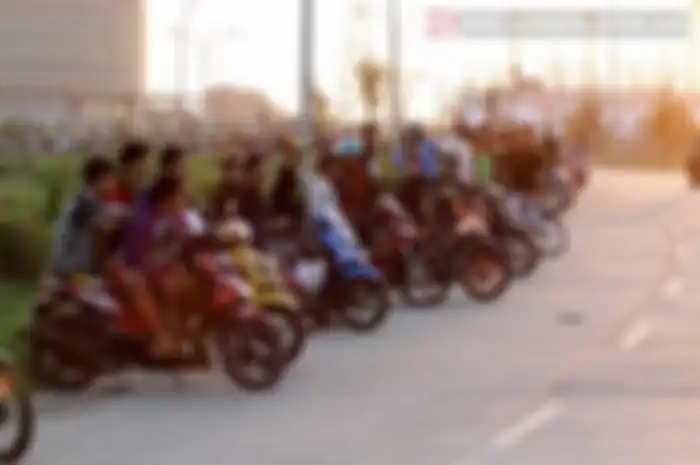 Fenomena cabe-cabean ini muncul di arena panas balap liar. Para cewek remaja yang langganan menjadi pemanis atau penyemangat para joki yang bertaruh di ajang ini.