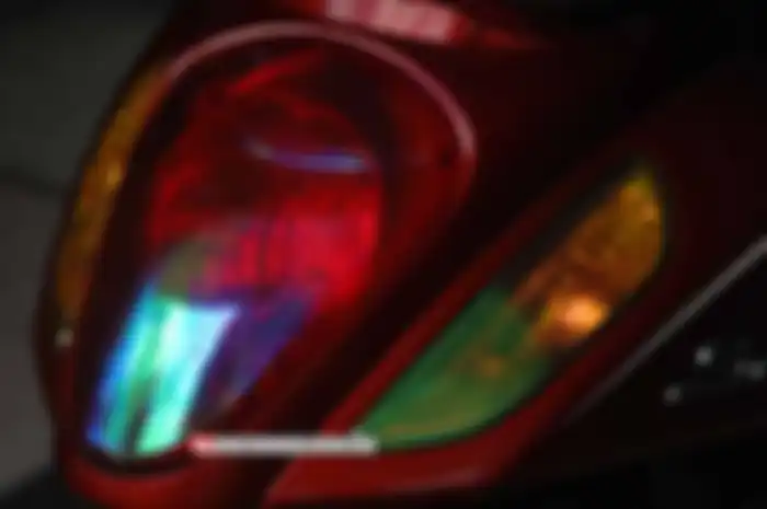 Lirik stiker berlabel Cameleon, stiker tersebut bisa dikatakan menjadi virus baru di kalangan pecinta modifikasi mobil. Tapi masih afdol jika diaplikasikan ke motor. Stiker Cameleon yang bunglon bisa diaplikasikan pada bagian head lamp, stop lamp dan