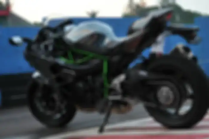 Berbeda dengan suara Kawasaki Ninja H2R yang sangar khas pacuan khusus sirkuit. Suara Kawasaki Ninja H2 mirip kereta. Suaranya halus, cuma terdengar suara hembusan angin yang dibelah fairing sporty Ninja H2. Maklum, untuk bisa jalan di jalur umum, mo