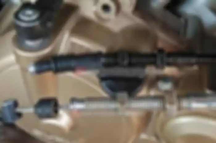 Menurut Pak Jawa, jika mau dipasang di Hyperunderbone Suzuki yang beken disebut Satria FUFi ini, perlu sedikit ubahan di pemegang bawahnya. “Dudukan bawah tempat setelan kabel kopling standar FUFi yang rata, harus ditunggingin sudutnya. Caranya, cuku