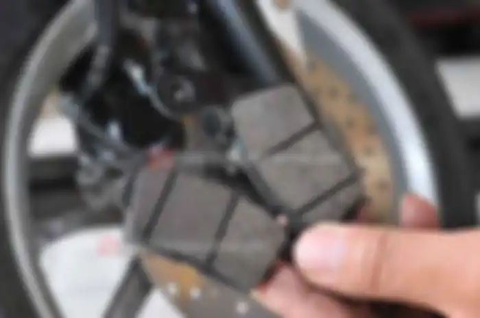 Salah satu upaya menekan ongkos produksi, pabrikan biasa membuat part yang bisa digunakan bersama. Istilahnya common part. Satu komponen bisa digunakan oleh banyak model.