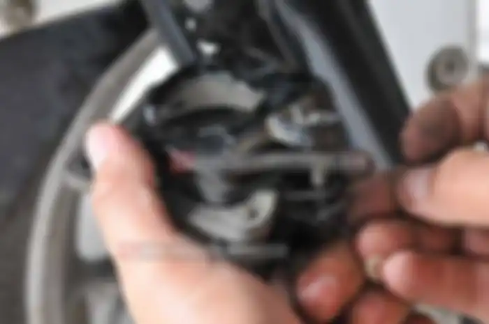Salah satu contoh common part alias komponen yang bisa tukar pakai, adalah kampas rem depan NMAX yang bisa menggunakan Jupiter-Z. “Modelnya sama persis. Tak ada ubahan, bisa langsung plek di kaliper NMAX,” ungkap Dadang, mekanik di kawasan Sentra Var