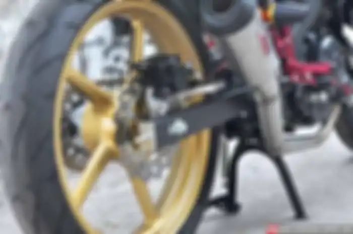 Ukuran pelek belakang Yamaha MX King yang berukuran 2,5 inci, rupanya bukan selera semua biker. Bagi beberapa penggunanya, ukuran segitu dirasa terlalu lebar dan bikin pengendalian jadi gimana gitu. Tambahan lagi, ukuran pelek depannya juga terlalu r