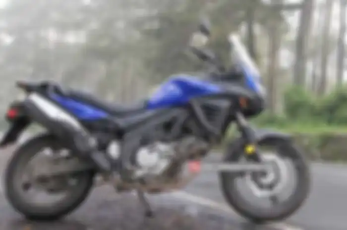 Suzuki V-Strom 650 ABS terlahir punya genre adventure yang memang dirasakan saat tes Jakarta-Lembang, minggu lalu (5/3/-6/3). Makanya, jangan heran kalau posturnya jangkung. Dengan tinggi jok 835 mm dan ground clearance 120 mm, terasa sangat tinggi u