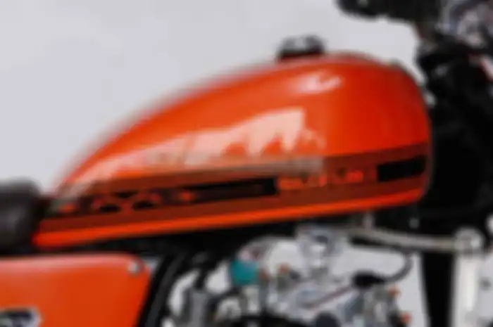 Penahan cipratan bagian depan yang juga dikustom dari plat galvanis setebal 1,2 mm. Dimensinya sengaja dibikin imut agar lebih menonjolkan roda besarnya. Semua ubahan tadi makin eye catching setelah beberapa part dilabur chrome. “Apalagi dikombinasi 