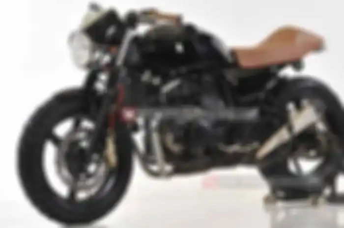 Meski punya motor sport naked yang desainnya kekinian, gak menurunkan semangan Christian Pandis, untuk membangun motor impiannya. “Terlanjur kepincut classic cafe racer. Makanya langsung cari bengkel modifikasi, untuk garap motor ini,” tukas pemilik 
