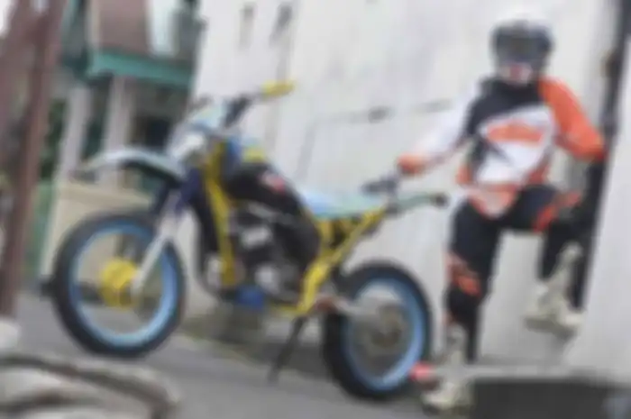 Taner Wibowo owner toko sekaligus bengkel SMS Motor Mabur (SMSMM), Wonosobo, sulap Suzuki TS 125 berubah jadi supermoto style. Modal Suzuki TS 125 berubah jadi supermoto style comot di tokonya sendiri. Sebab tokonya