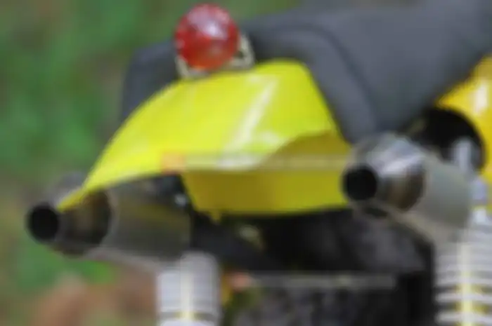 Mencari postur yang kekar untuk Suzuki Thunder 250 yang sudah bergaya trail klasik, Kang Away pakai ajrutan depan masih