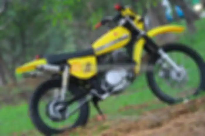 Pertama (SMP). Pria asal Aceh ini begitu terpesona kala melihat segerombolan bikers melintas nyemplak trail. Saking ngebetnya, ia sampai terbayang-bayang Suzuki RM370 idamannya. Jadilah modifikasi Suzuki Thunder 250 gaya klasik