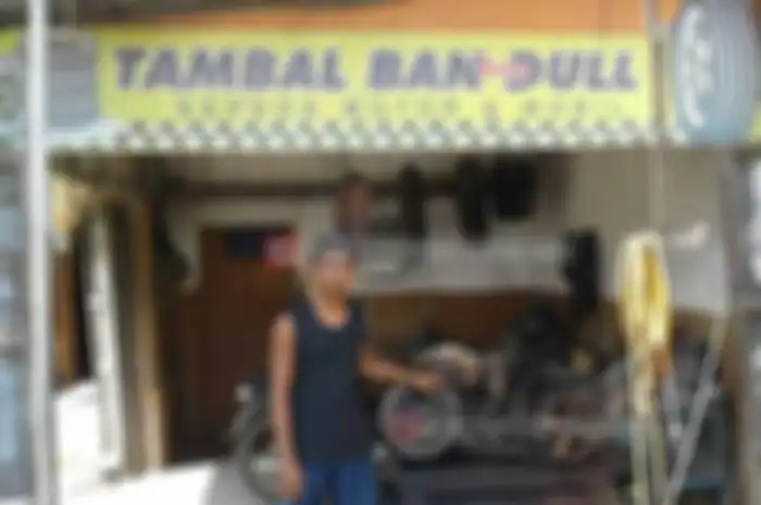 setelah memasuki gerbang perbatasan Kabupaten Cirebon yaitu di daerah Susukan, bisa mengandalkan tambal Bang Dul. Tambal Ban Bang Dul siap kerja 24 jam untuk bikers yang mudik, tapi kena musibah bocor ban