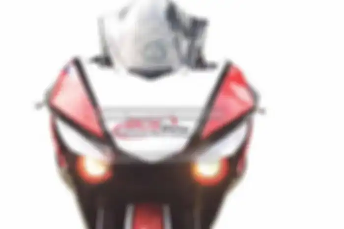 Perbedaanya ada di desain lampunya. “Karena R1M pakai lampu yang bentuknya bulat, dipaketin juga dengan satu pasang lampu projie. Lampu ini dijamin juga lebih terang dibanding bawaan pabriknya. Pemasangannya juga bolt on kok, karena tinggal mengikuti