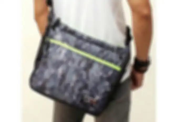 Racing Line, merek spesialis apparel yang dikenal di kalang balap tanah air, mengeluarkan produk terbaru berupa tas selempang. Model tas samping ini enggak tahunnya lagi happening bro. Memang, model tas selempang Racing Line untuk crew tim balap mema
