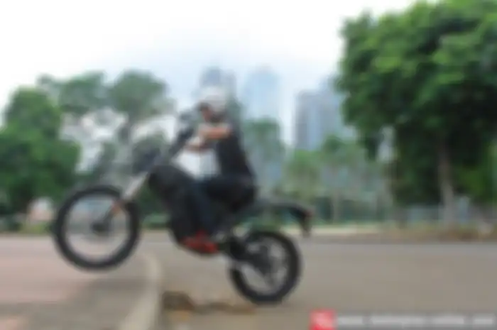 Wuzz..wuzz.. Zero Motorcycle waktu digas. Motor listrik Zero dicoba bisa sampai 100 km/jam. Line up Zero, ada SR (road), DS (dual purpose) dan FX (trail). Dalam sesi media tes ride yang diadakan PT Garasindo Technologies (GT), tim MOTOR Plus sempat m
