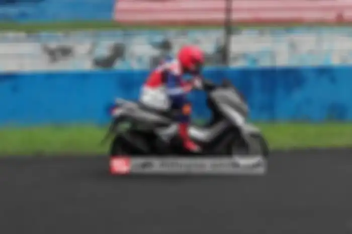 Hari ini (10/2) EM-Plus jajal langsung Yamaha NMax di sirkuit Sentul, Bogor, Jawa Barat. Dari 4 lap yang ditempuh bisa dapat kecepatan puncak. Hasilnya tes Yamaha NMax di Sentul dapat top speed 118 km/jam. Angka segitu didapat dengan spek rider berat