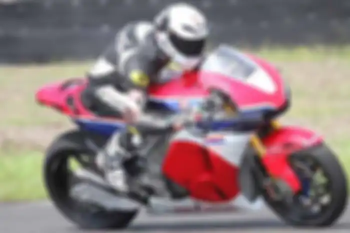 Selain MOTOR Plus, para pembalap Astra Honda Racing Team (AHRT) juga kebagian kesempatan mencoba Honda RC213V-S di Sentul International Circuit, Bogor, Jawa Barat, hari ini (22/7).  Pembalap tim AHRT yang jajal versi jalan raya dari tunggangan Marc M