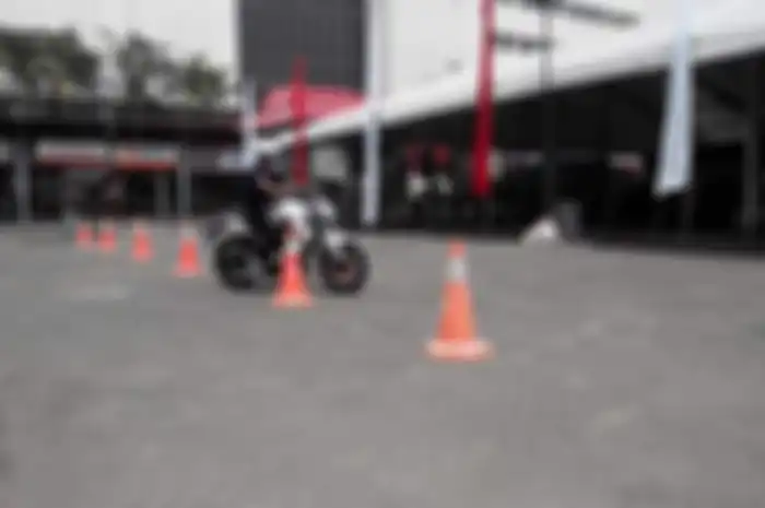 Hari ini (19/8) Indonesia International Motor Show (IIMS) resmi dibuka. Sobat yang ingin beli motor baru cocok nih datang ke acara yang dihelat di Jiexpo , Kemayoran, Jakarta. Pasalnya sobat bisa melakukan tes ride motor baru gratis di IIMS