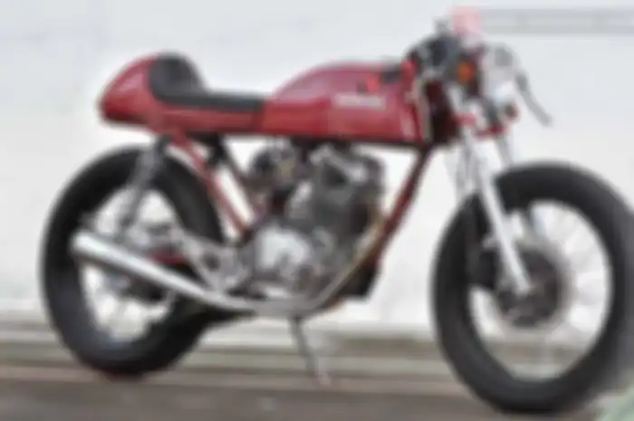 Tren minimalis ol skool sudah merambah ke motor-motor baru. Simak lelaku AGM, bengkel modifikasi kependekan dari Aditia Ghani Motor ini. “Kami namai vintage café racer,” jelas Aditia sang builder.