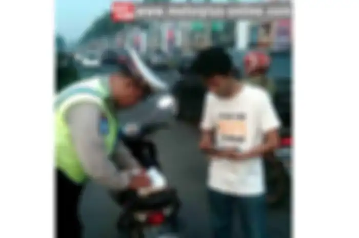 Motorplus-online.com sempat kaget waktu membaca kicauan di twitter @TMCPoldaMetro,yang menginformasikan soal berita penilangan pada motor yang menggunakan lampu Halogen. Tak beberapa lama, ada pembaca menginformasikan hal yang sama sambil berkata ant