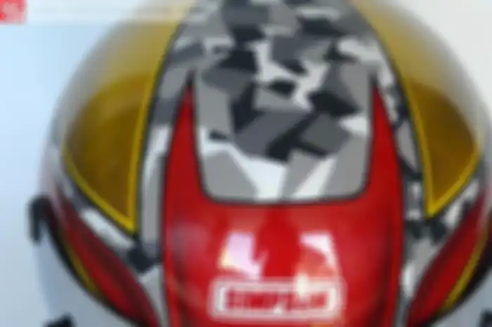 Sukses dengan garapannya helm krom bermotif, lagi-lagi Eric Caprin yang memang piawai mencari trend baru, kembali memperkenalkan virus anyar di pelindung kepala. Eric yang bermarkas di Surabaya, Jawa Timur ini, bikin trend baru motif helm kombinasi c