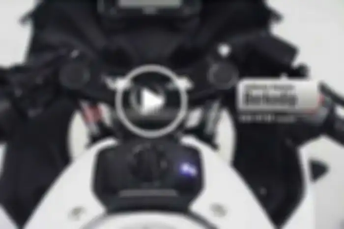 Motor teranyar keluaran Suzuki yang gak kalah booming ini meluncurkan video teaser pengoprasian keyless nya, beda dibanding punya Yamaha Aerox bro. Video yang berdurasi 3:58 detik yang dilansir oleh Suzuki Motorcycle Indonesia ini sudah bisa di tonto