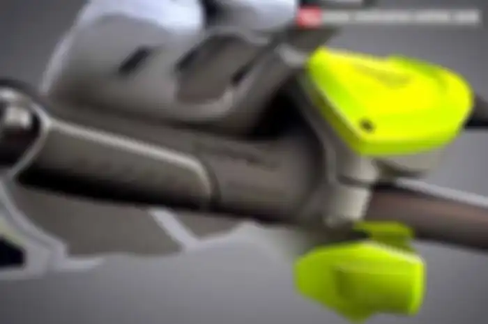 Memang tidak ada yang salah dengan teknis pelintir tuas gas yang bisa dibilang semua manufaktur motor mengaplikasikan cara ini di produk mereka. Tapi bukan tidak ada cara lain untuk menciptakan cara lain sebagai pengganti handle gas yang dipelintir.