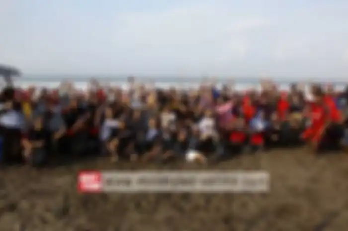 Rombongan turing Bandung Max Comunity (BMC) Sabtu sore (17/10) sampai di pantai Pangandaran. Malam harinya, kehangatan terwujud melalui berbagai kegiatan yang memunculkan keakraban sesama anggota BMC.