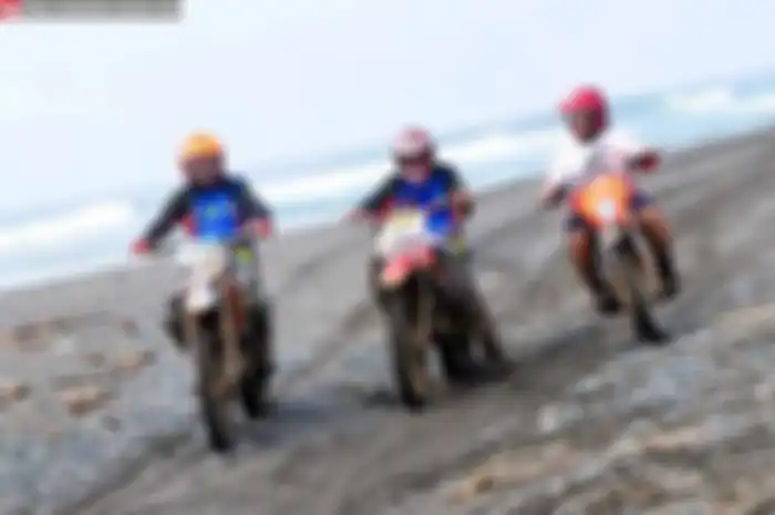 Gelaran Ulin Bareng berlangsung, 13 Desember lalu yang digagas Trail Barudax Selatan (Tebass). Jalurnya ekstrim di kaki Gunung Kukus setelah peserta kasih jalur Pantai Rancabuaya. Serentak peserta saling adu kecepatan yang seolah-olah melampiaskan ha
