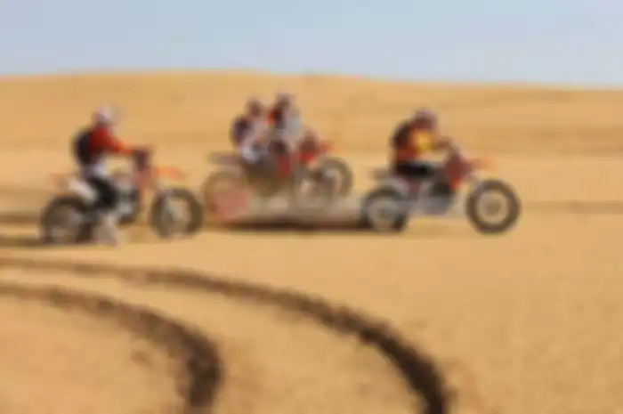 Keren banget nih, yang suka tantangan adventure bisa sekalian umroh dengan rute Mekah-Madinah-Dubai