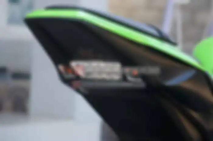 Pemilik Kawasaki ZX10 yang ingin punya tampilan berbeda, coba deh lirik undertail custom Kawasaki ZX10 bikinan Lent Automodified