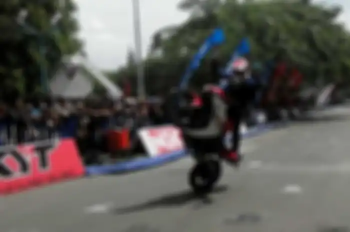 Freestyler nasional Wawan Tembong ikutan Yamaha Cup Race Aceh. Di acara yang berlangsung di sirkuit non permanen Stadion Harapan Bangsa, Banda Aceh