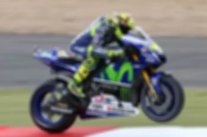 Free practice pertama dan ke-2 MotoGP Silverstone Inggris kemarin (28/8) enggak bikin puasa Valentino Rossi. Di sesi latihan pertama catatan waktu Rossi masuk di tiga besar. Eeeeh, pas latihan resmi kedua, The Doctor melorot di urutan ke-10. Memang, 