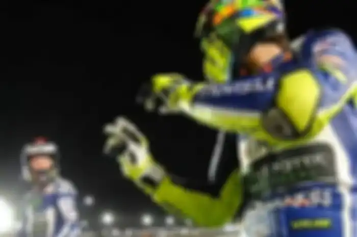 Di sesi free practice IV MotoGP seri I Qatar dini hari (20/3), insiden yang melibatkan dua pembalap di tim yang sama, Valentino Rossi dan Jorge Lorenzo,  menyulut perang mulut. Valentino Rossi Dan Jorge Lorenzo berantem saling lempar kesalahan di Mot