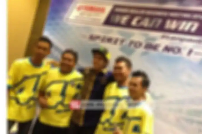 Disela-sela kesibukannya di Bali (26/01), Valentino Rossi meet and greet dengan Fans. Senyum ramah pun tetap terpancar dari Vale. MOTOR Plus yang bertemu langsung pun seakan melihat wajah Rossi seolah penuh dengan rasa percaya diri tinggi untuk