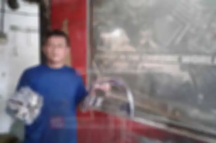 pengilap komponen motor berbahan besi untuk dilapisi dengan efek berupa cairan chrome. Makanya, Van Chrome spesialis plating chrome pernekel dan plating gold