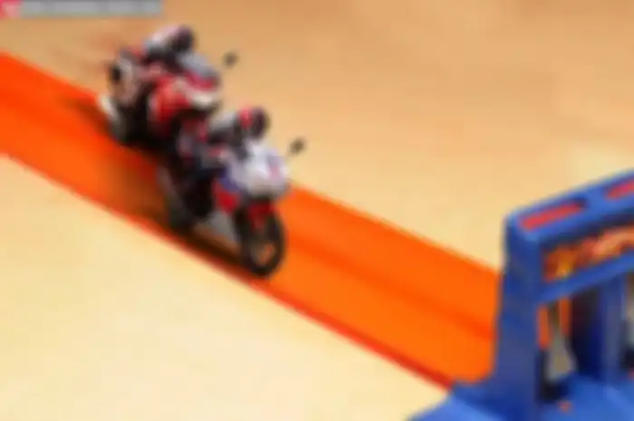 Dalam kondisi lalu lintas padat, motor yang diklaim punya bobot lebih ringan 1 kg dari pendahulunya ini masih terasa berat dan sulit diajak meliak-liuk. Seperti ada jeda antara gerakan badan dengan gerakan motor. Bisa jadi, karena bobot tester juga y