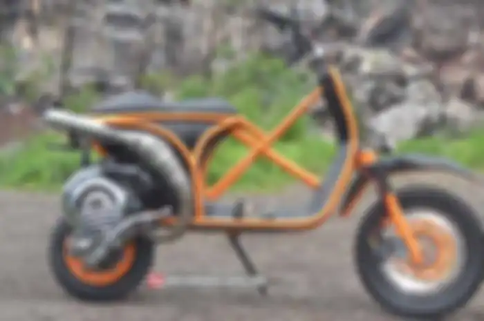 Ada-ada saja ulah rada nyeleneh yang dilakukan Aditya Eka Putra. Sosok dari motor kaleng alias Vespa Excel 150 diubah total jadi adventure style. Jadinya, Vespa Excel dibikin besutan spek adventure
