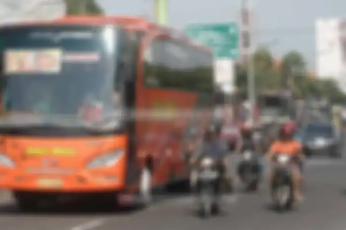Untuk bikers yang mobilitasnya tinggi, waspada jika ketemu bus yang punya spesifikasi lebar 2,5 meter dan panjang 12 meter ini. Soalnya dengan luas bidang tersebut tersembunyi blind spot yang membahayakan bikers. Jadi kita harus waspadai blind spot b