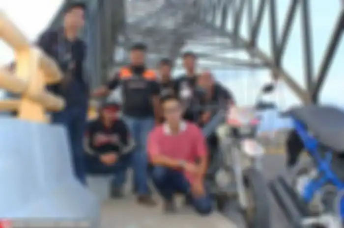 Kala itu, (12/4) MOTOR Plus sowan ke Jambi. Kami bertemu langsung Yamaha V-ixion Club Indonesia (YVCI) chapter Jambi. Dari pertemuan ini, langsung timbul brotherhood. “Bro, kita menikmati sore hari di Jambi yuk,” ajak Ade Eko Putra selaku wakil ketua