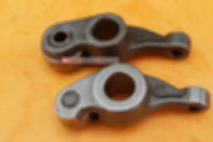 Biasanya upgrade mesin Yamaha Jupiter dan Yamaha Mio, sering ganti pelatuk klep Honda Blade 110 yang menganut roller atau bearing. Aslinya Yamaha Jupiter dan Mio tanpa roller alias model konvensional. Tapi belakangan ini, roller rocker arm Blade mula