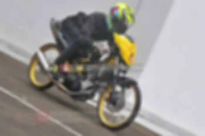 Motor yang tadinya mangkrak di workshop miliknya, coba ‘dimainkan’ di ajang balap malam kelas selembaran. Katanya, modifikasi Yamaha Jupiter MX 135 balap ini siap dilamar.
